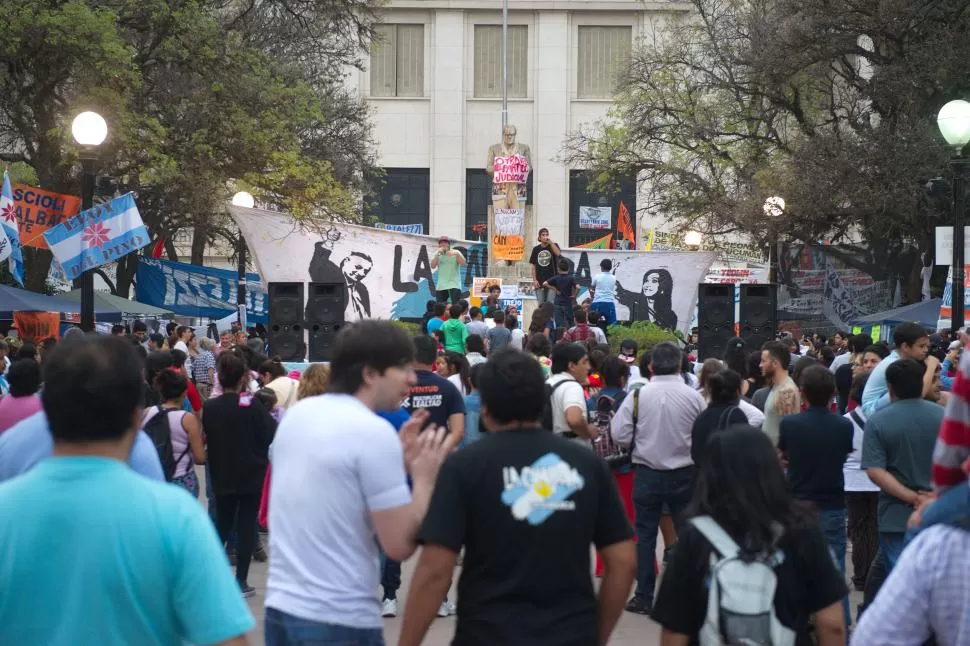 SHOWS MUSICALES. Por la tarde, el grupo de hip hop Calle sin Número amenizó la jornada de los oficialistas frente a la sede de los tribunales. la gaceta / foto de juan pablo sánchez noli