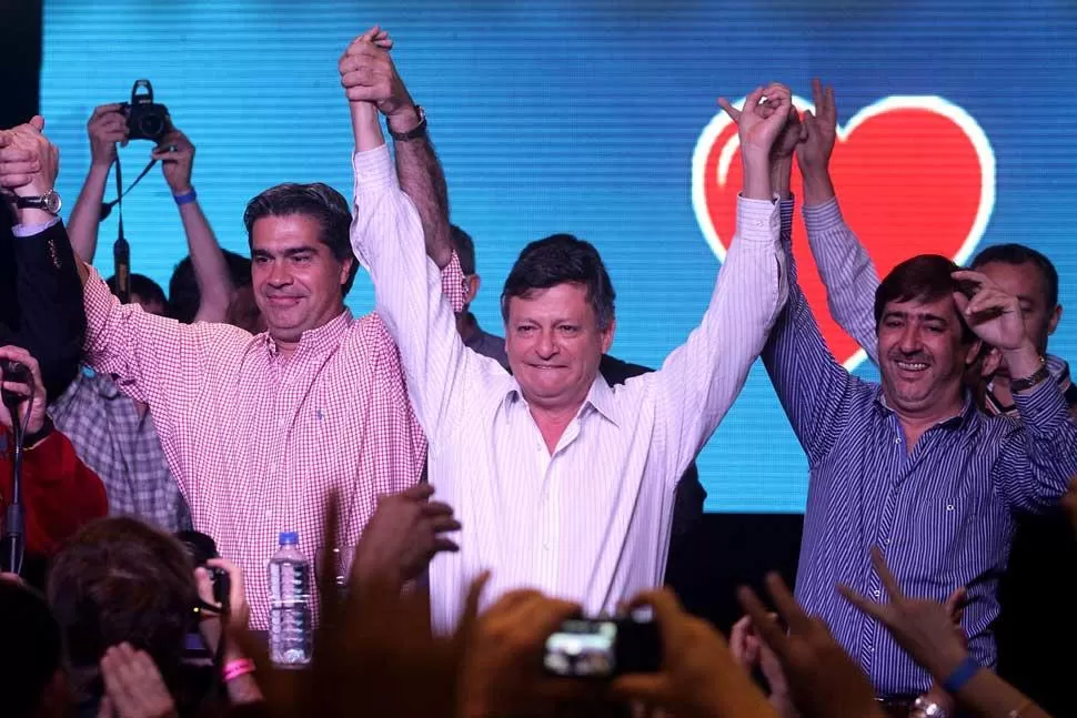 FESTEJO OFICIALISTA. Capitanich, Peppo y otros candidatos estaban contentos anoche, con el triunfo que lograban,  en el bunker que montó el kirchnerismo. DYN