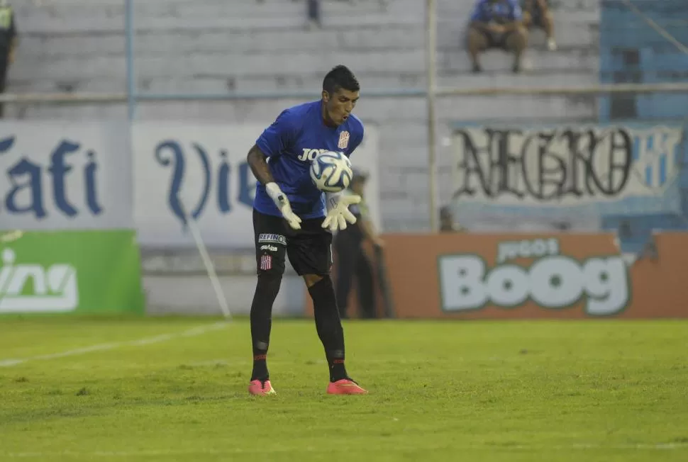 CLAVE. Carrera respondió bien cuando lo inquietaron. Sobre el final tapó una pelota tremenda que tenía destino de red.  la gaceta / foto de archivo