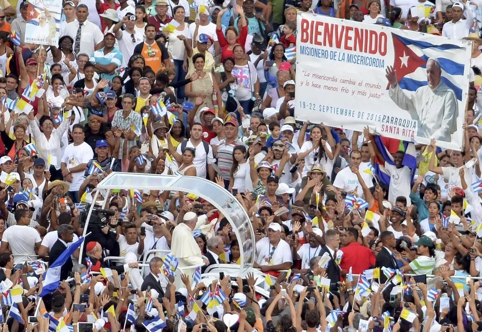 FERVOR CUBANO. Una multitud desbordó la Plaza de la Revolución para saludar al papa argentino. reuters