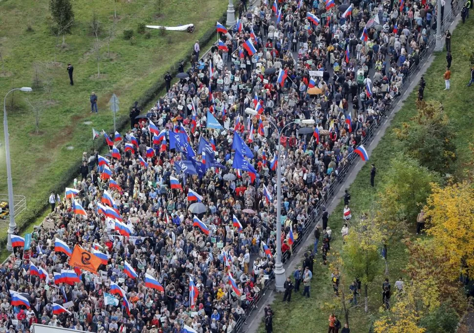 UNA MULTITUD. Miles de personas marcharon con diferentes consignas para mostrar su desacuerdo con la actual administración de Vladimir Putin. reuters
