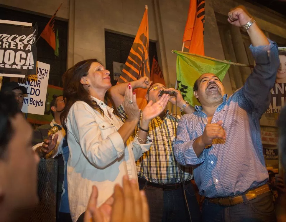 EFERVESCENCIA. Rojkés de Temkin, Caponio (centro) y el gremialista Jaime, en pleno festejo arriba de una camioneta. la gaceta / foto de juan pablo sánchez noli