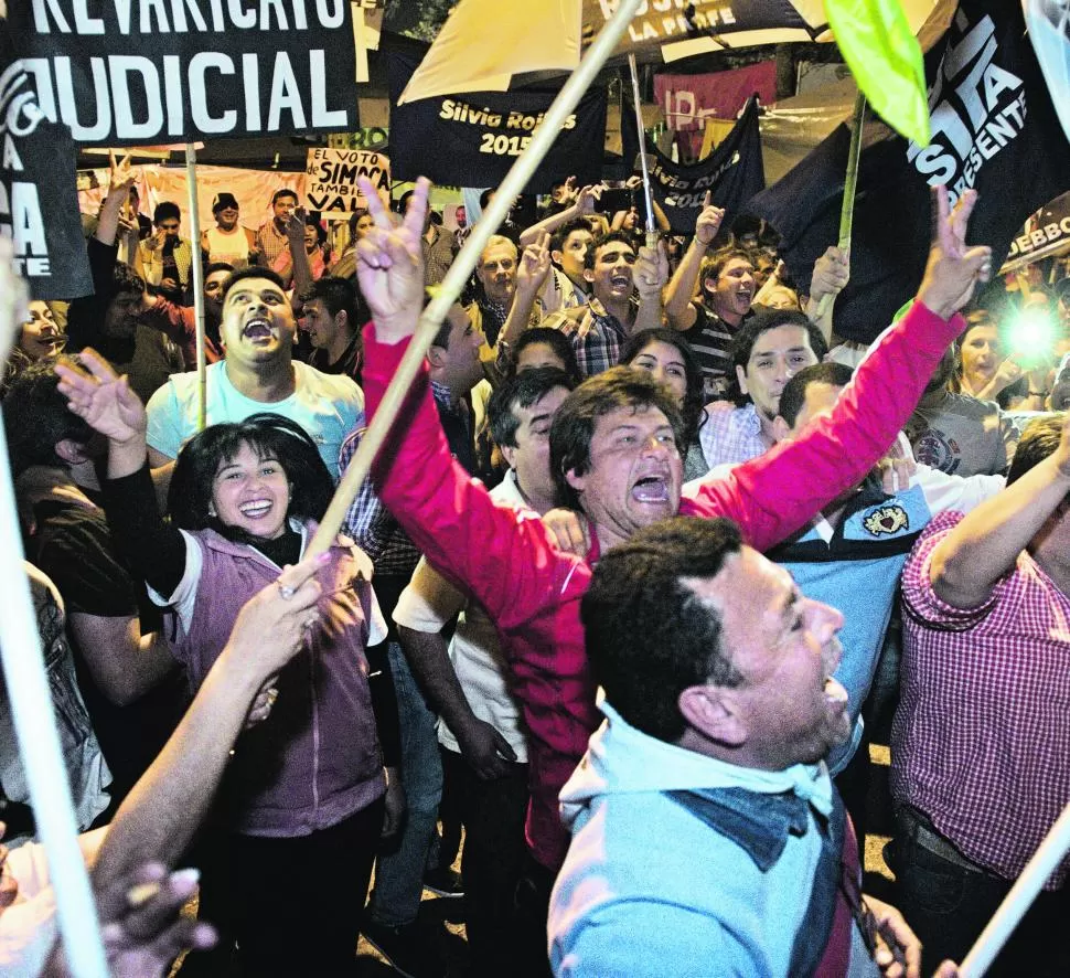 FELICIDAD EN EL OFICIALISMO. Los que participaron del reclamo en plaza Yrigoyen, frente a Tribunales, exteriorizan su satisfacción ante el fallo de la Corte Suprema. la gaceta / foto de juan pablo sánchez noli