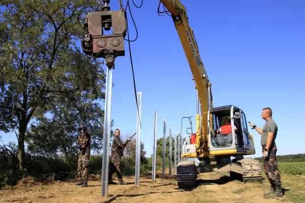 Hungría militariza la frontera para detener a los inmigrantes