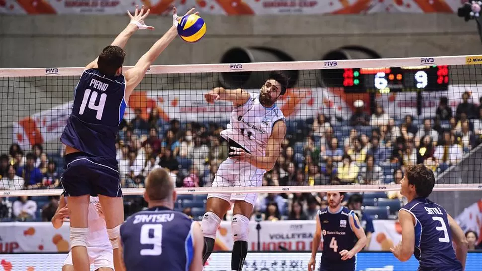 AL ATAQUE. Sole intenta rematar ante la oposición italiana. FOTO TOMADA DE FIVB.COM