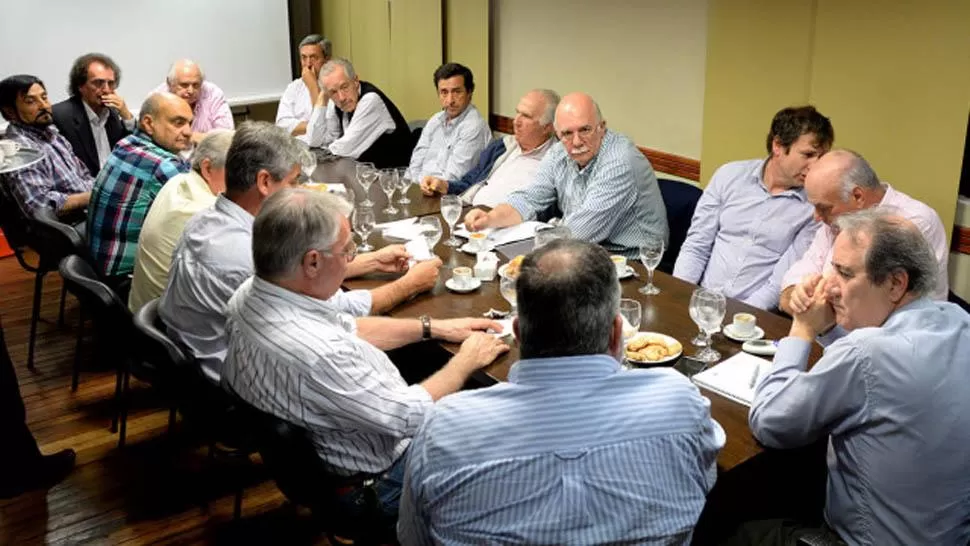 EN LA CASA DE GOBIERNO. El ministro Jorge Feijóo (a la derecha) recibió a cañeros e industriales azucareros. 