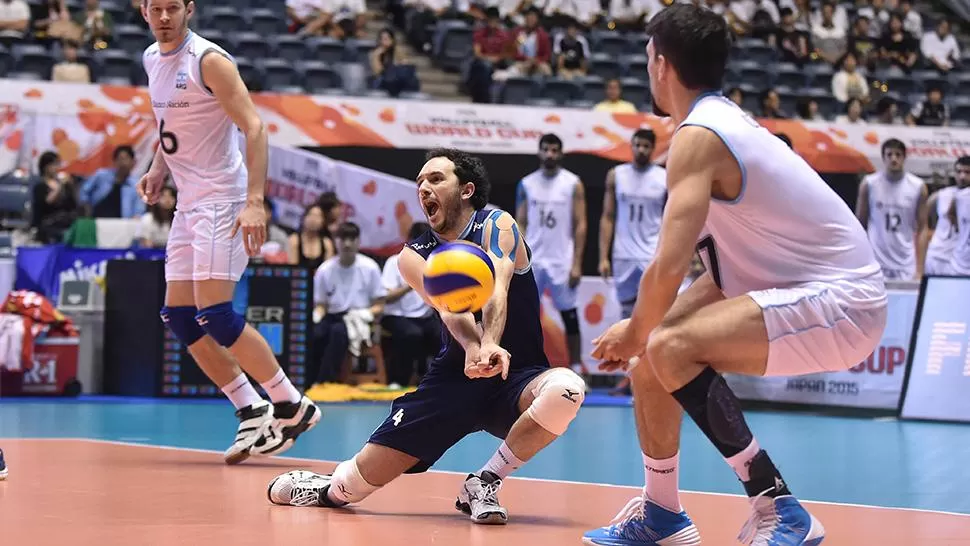 RECEPCIÓN. Sebastian Garrocq, el líbero argentino, en un pasaje del partido con Italia.
FOTO TOMADA DE WORLDCUP.2015.MEN.FIVB.COM