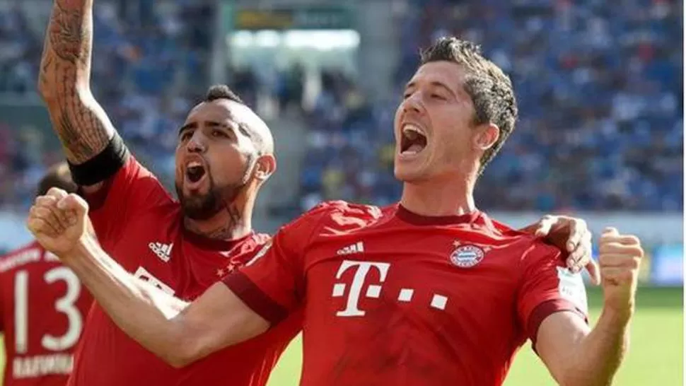 JUNTO AL REY. Lewandoski celebra uno de sus goles a y Arturo Vidal lo acompaña en un momento histórico. (TYCSPORTS)