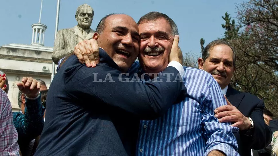 DE FESTEJOS. Manzur y Jaldo celebraron ayer, junto a Alperovich, la decisión de la Corte Suprema en la plaza Yrigoyen. ARCHIVO LA GACETA / FOTO DE JORGE OLMOS SGROSSO