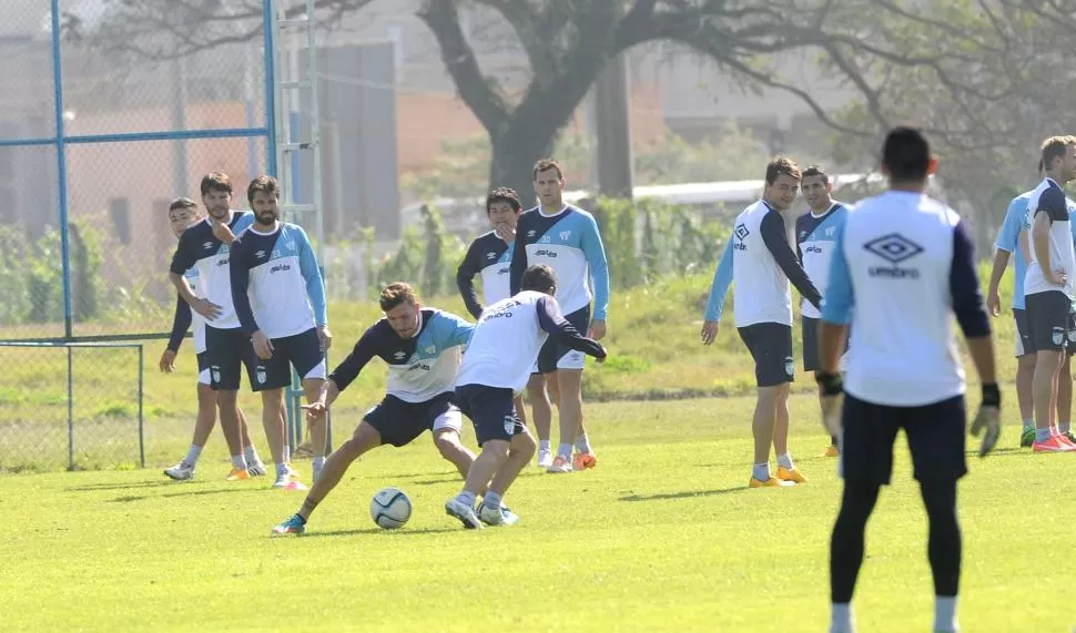 A FULL. El plantel “decano” trabajó a fondo ayer en el complejo de Ojo de Agua, donde realizó ejercicios con el balón. Hoy será el turno de afinar detalles tácticos. la gaceta / foto de héctor peralta (archivo)