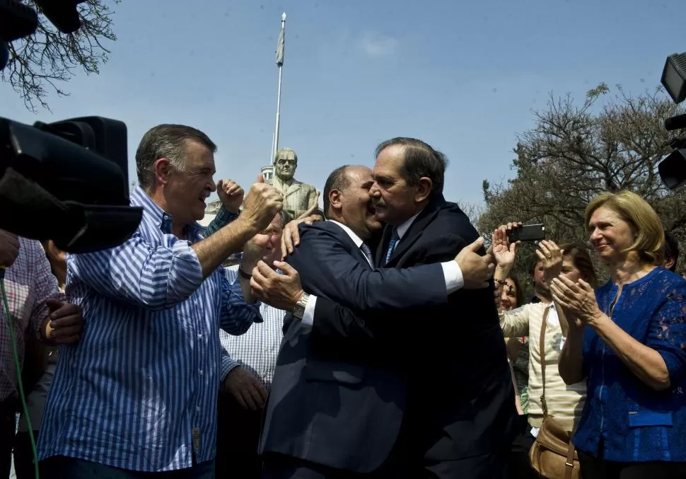 ABRAZOS Y DESAHOGO. Manzur, Jaldo y Alperovich agradecieron a los militantes el apoyo y reclamaron a la oposición que reconozca el resultado electoral. la gaceta / foto de jorge olmos sgrosso 