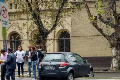 Un auto terminó arriba de la platabanda