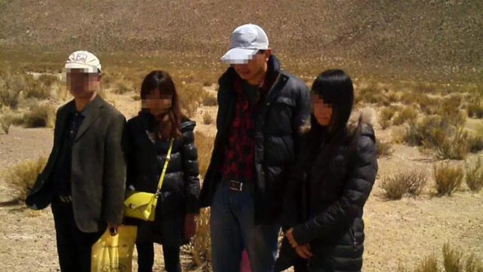 EN EL MONTE. Los cuatro chinos que caminaban por un paraje cercano a una ruta de Jujuy. FOTO DE GENDARMERÍA NACIONAL
