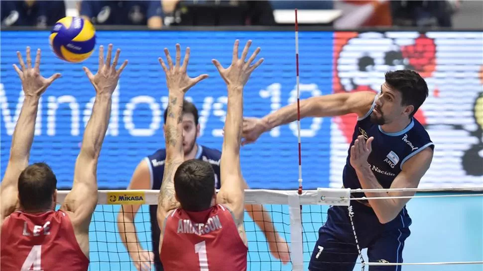 POTENCIA. Facundo Conte remata ante el doble bloqueo defensivo de los estadounidenses. FOTO TOMADA DE FIVB.COM