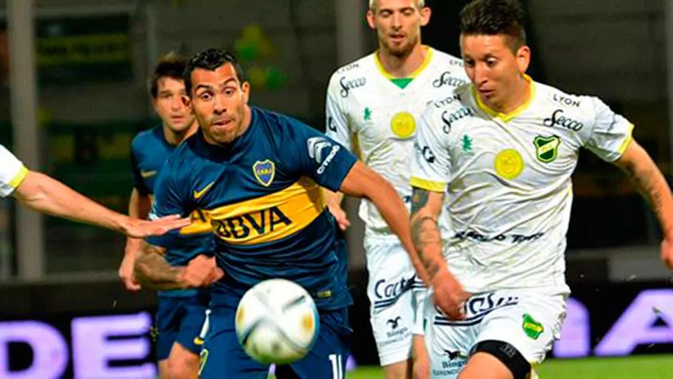 CON TODO. Aunque falló un penal, Tevez fue otra vez clave en Boca. (LANACIÓN.COM)