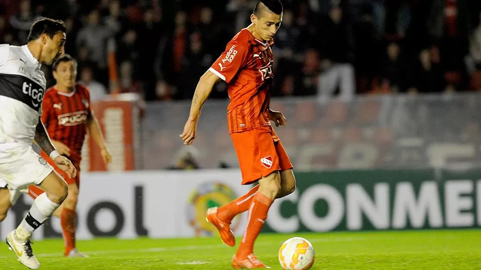 SE VISTIÓ DE 9. Trejo apareció por el centro del área y puso el 1-0 de Independiente. (TELAM)