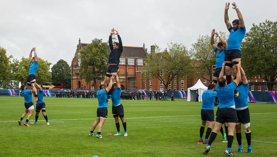 ARRIBA. Los Pumas repiten una de las acciones para que el line sea óptimo. prensa uar