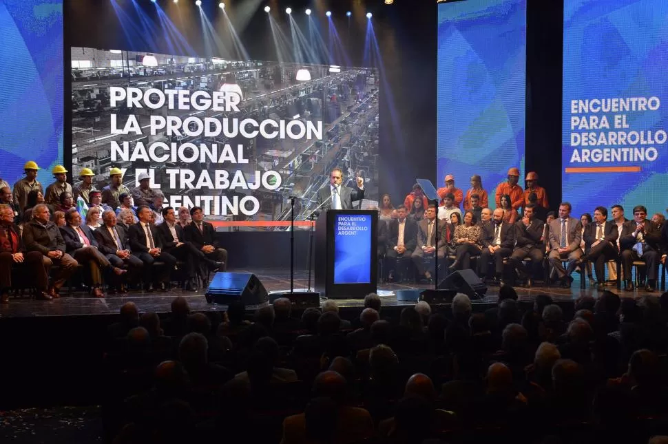 SALÓN LLENO. Daniel Scioli, en el teatro Ópera, se autodefinió como el referente capaz de unir a todo el país. dyn