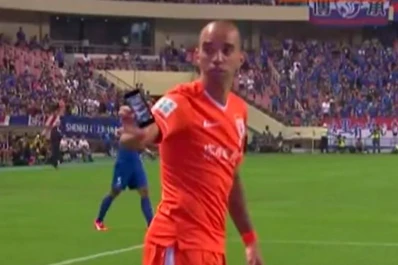 En China los hinchas también arrojan cosas a la cancha: Iphones, por ejemplo