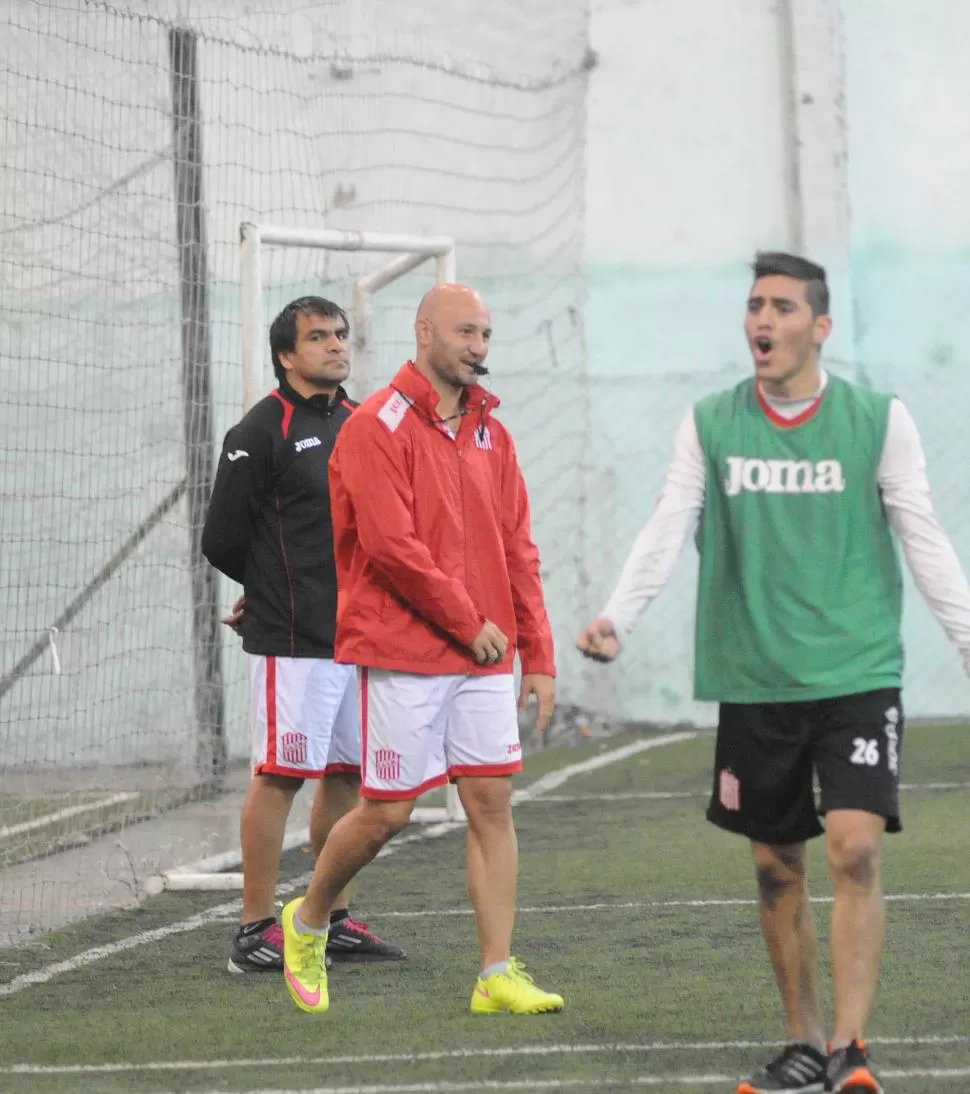 TRABAJO ESPECIAl. Por la lluvia, Pena tuvo que dirigir la práctica del plantel “santo” en un complejo de fútbol 5. la gaceta / foto de héctor peralta