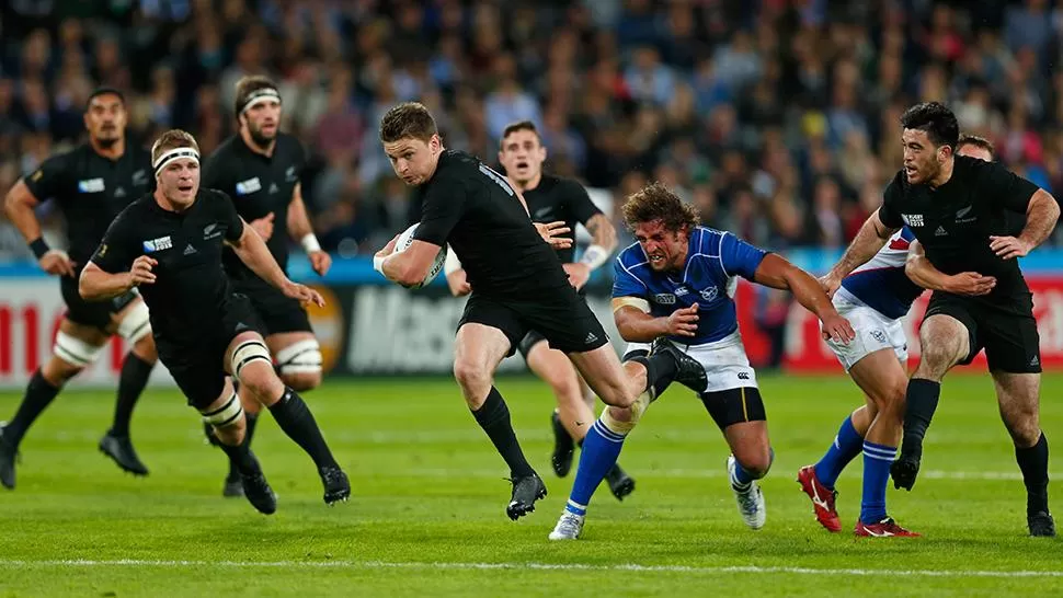 CON TODO. Barrett anota uno de los tries de los All Blacks ante Namibia. (REUTERS)