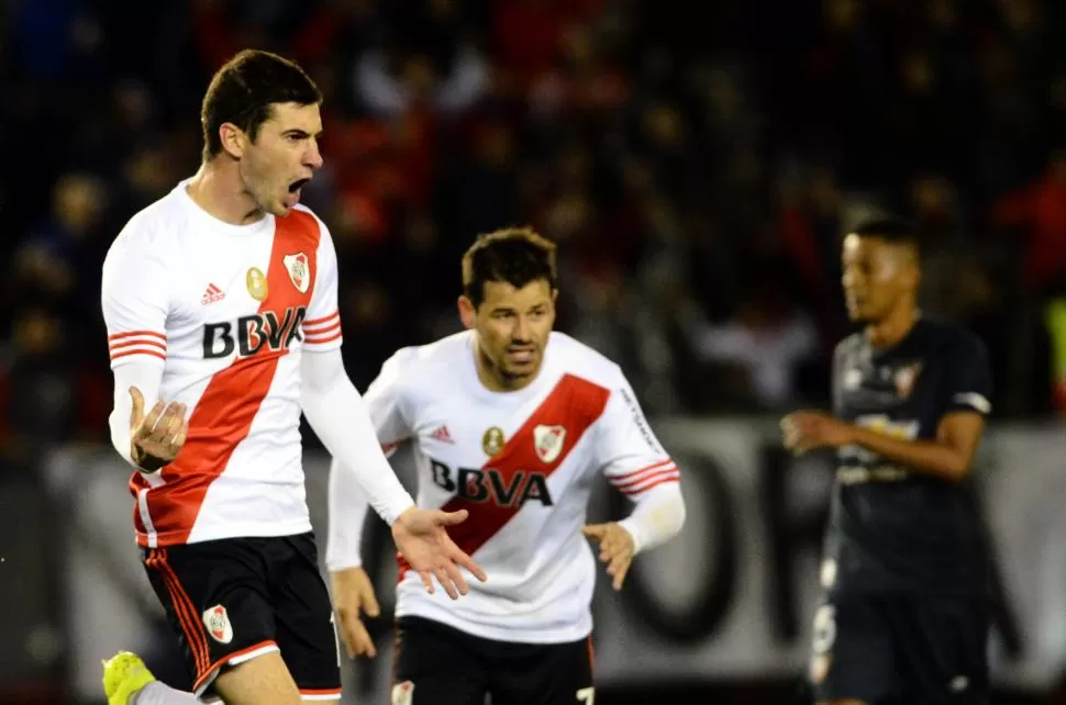 ARTILLEROS “MILLONARIOS”. Lucas Alario festeja la apertura del marcador y se suma Mora, que anotó el segundo tanto. dyn