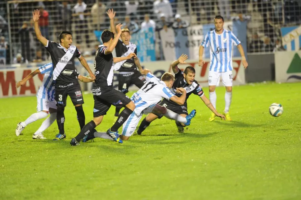 JAMÁS VENCIDO. Menéndez, de rodillas, logra conectar el balón cuyo destino será la red. Ese fue el 1-0 parcial del partido y del “Luchador”, ovacionado anoche. la gaceta / foto de héctor peralta