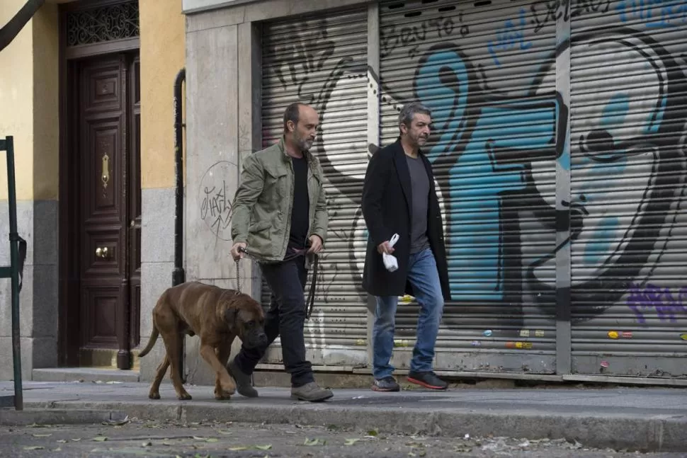 EL TRÍO. Truman, Javier Cámara y Ricardo Darín, en las calles madrileñas.  