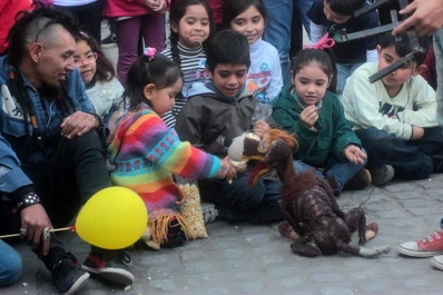 Los títeres llevan su alegría a los Valles