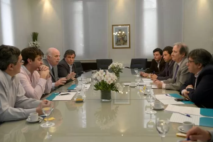 DIÁLOGO. El ministro de Agricultura de la Nación (a la izquierda, de corbata) recibió ayer a productores y funcionarios tucumanos en la Capital Federal. ministerio de agricultura de la nación