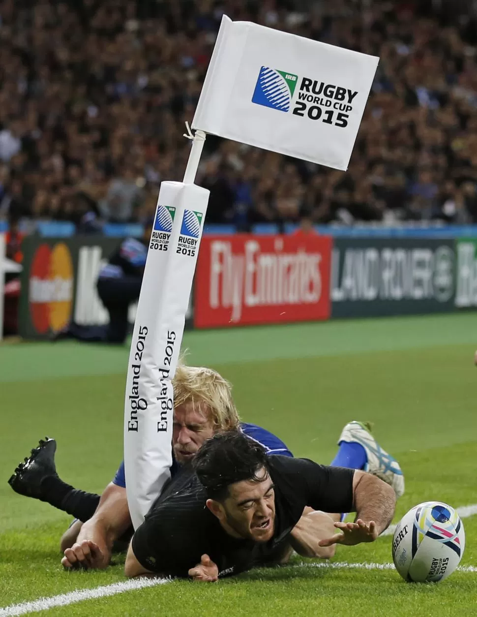 SIN DESPEINARSE. Los suplentes de los All Blacks consiguieron el bonus. REUTERS