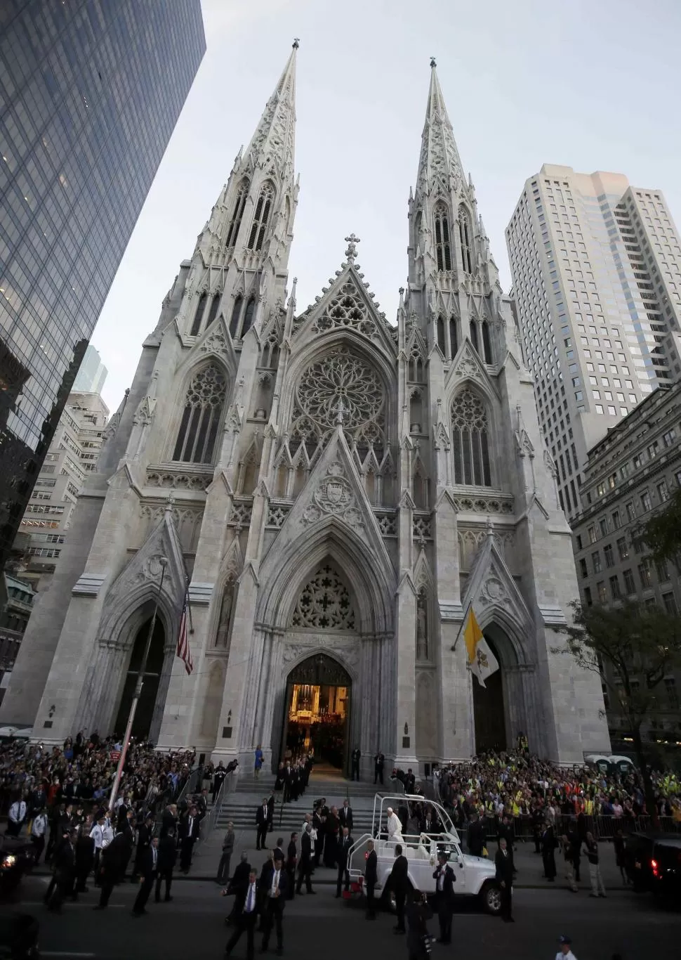 ARRIBO. El santo padre llega en el papamóvil a la catedral de San Patricio. reuters