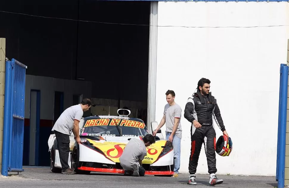 EL HOMBRE Y LA MÁQUINA. El Dodge del Alifraco Sport en los boxes; Pablo Ortega acabó de acelearlo a fondo. prensa pablo ortega 