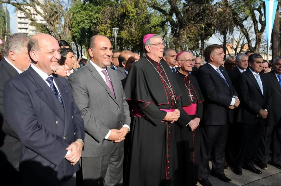 INMUTABLES. Manzur y Amaya, distantes, separados por el arzobispo Zecca y el obispo emérito de Santiago del Estero, Polti; Alfaro aparece más alejado. la gaceta / foto de inés quinteros orio 