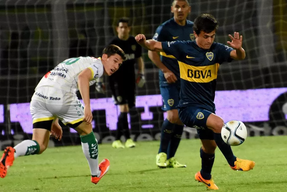 HAY FUTURO EN BOCA. Andrés Cubas, frente a Defensa, marcó su primer gol en Primera. telam