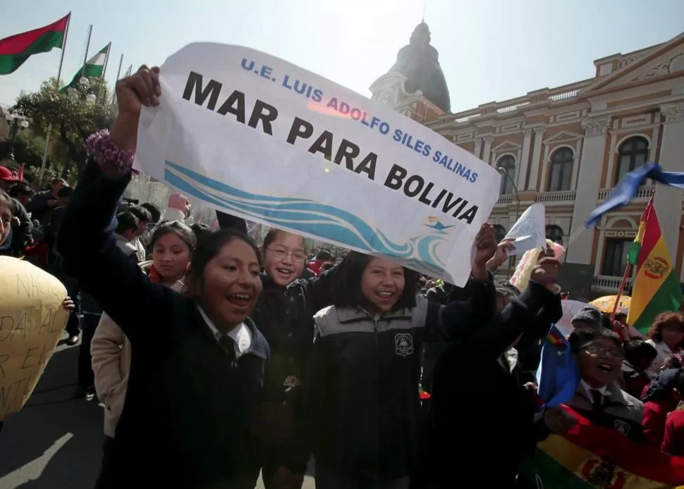 LA PAZ. En la plaza Murillo de la capital boliviana, cientos de personas -con mayoría de estudiantes- salieron a festejar el fallo de la Corte de La Haya. reuters 