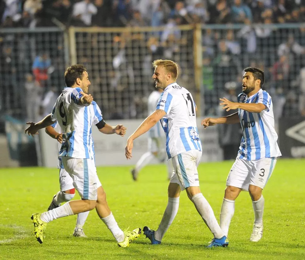 QUIEREN SEGUIR ASÍ DE FELICES. Molina, Menéndez y Cáceres festejan el segundo gol ante All Boys que le terminó dando la victoria a Atlético y una diferencia de seis puntos con Patronato, su escolta.  la gaceta / fopto de héctor peralta