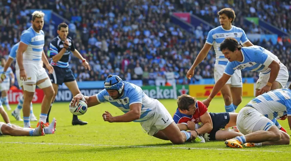 PARA EL CURRÍCULUM. Noguera Paz encontró una pelota suelta, la tomó y se desplomó sobre el ingoal de Namibia para marcar su primer try en un Mundial. re                                                    