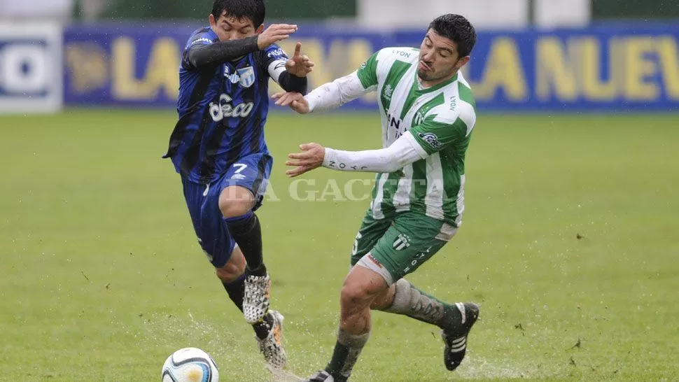 PASADO POR AGUA. “Pulguita”, que se adelanta a Méndez, de gran partido, no estuvo acertado a la hora de probar a Brasca. FOTO ANDRES LORREVIERE - ESPECIAL PARA LA GACETA 
