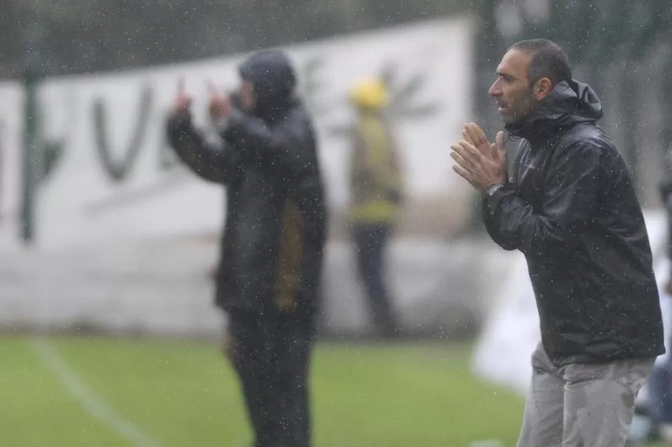 TENSIONADO. Juan Azconzábal, que en la imagen parece estar rezando, tuvo varios cruces con los plateístas locales. aip foto / Andres Larrovere (ESPECIAL PARA LA GACETA)