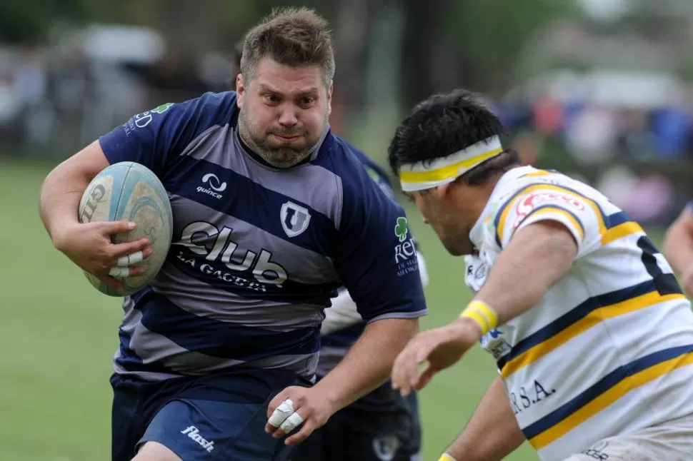 CON LA MIRADA EN EL INGOAL. Carlos Parra mira fijo a Réngel, al cuál logra dejar en el camino y termina marcando el try. LA GACETA / FOTOS DE DIEGO ARÁOZ Y ANALÍA JARAMILLO