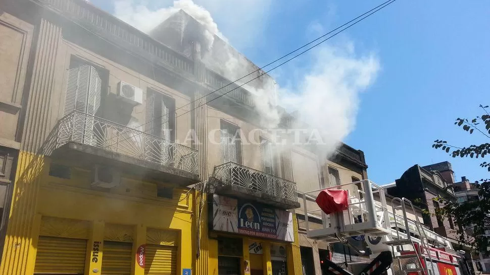 COLUMNA DE HUMO. El tránsito fue cortado en la intersección de Córdoba y Junín para sofocar el incendio. LA GACETA / FOTO DE JOSÉ NUNO