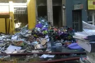 Retiran los escombros de la librería incendiada, ante el riesgo de colapso de algunas paredes