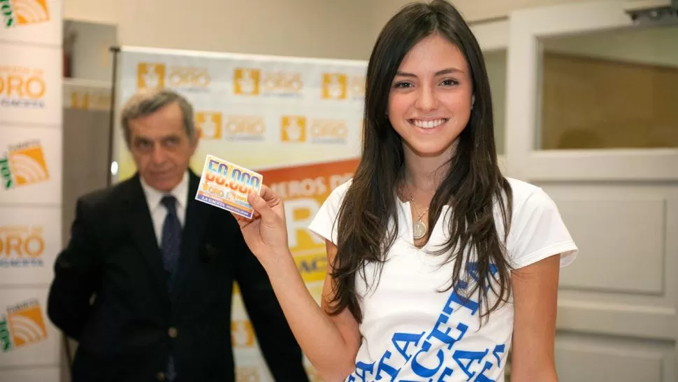 LA TARJETA GANADORA. La promotora sostiene el papel que le dio el auto a Chilo. LA GACETA/ FOTO DE FLORENCIA ZURITA