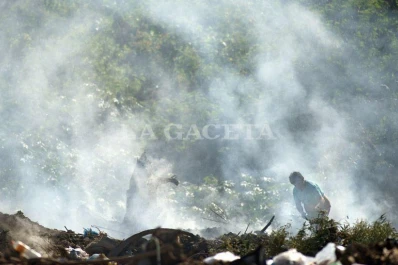 Arde un basural en Yerba Buena desde esta madrugada