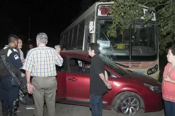 Un colectivo y un auto chocaron en Solano Vera al 1.000