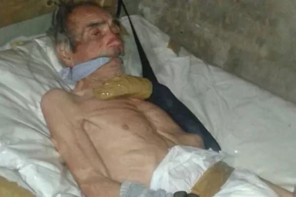 Un abuelo fue hallado atado y amordazado en su cama