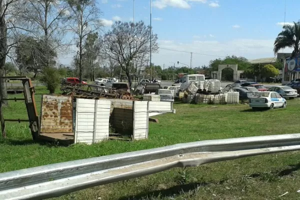 Crearon un cementerio de autos a metros de la autopista Tucumán-Famaillá