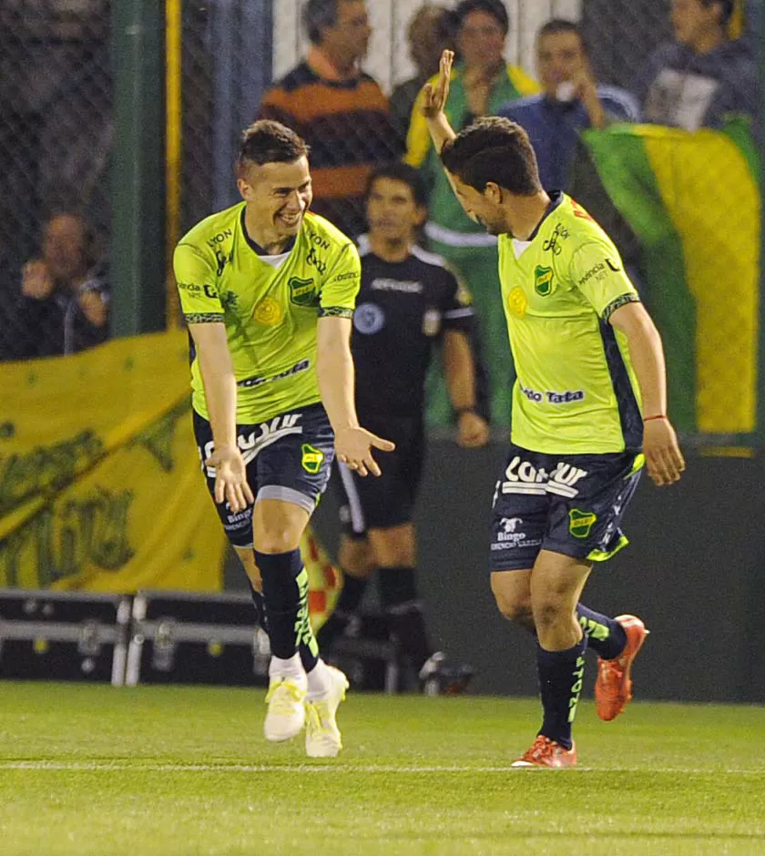 CHOQUE LOS CINCO. Un compañero saluda a Walter Busse, autor del gol. telam