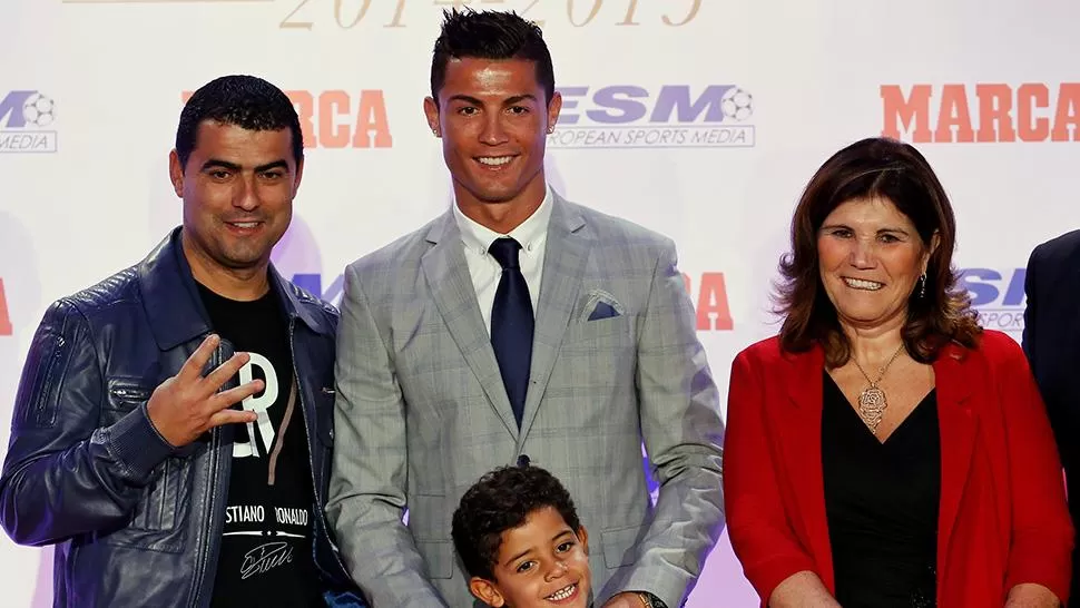 SUMA TROFEOS. CR7, cuando ganó su cuarta Bota de Oro, aparece junto a su hermano, su madre y su hijo.
FOTO DE REUTERS